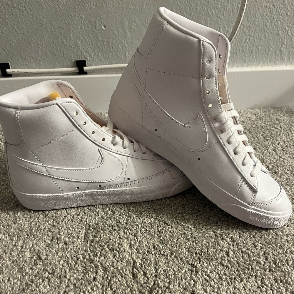 NWOT Women’s Nike Blazer Mid '77